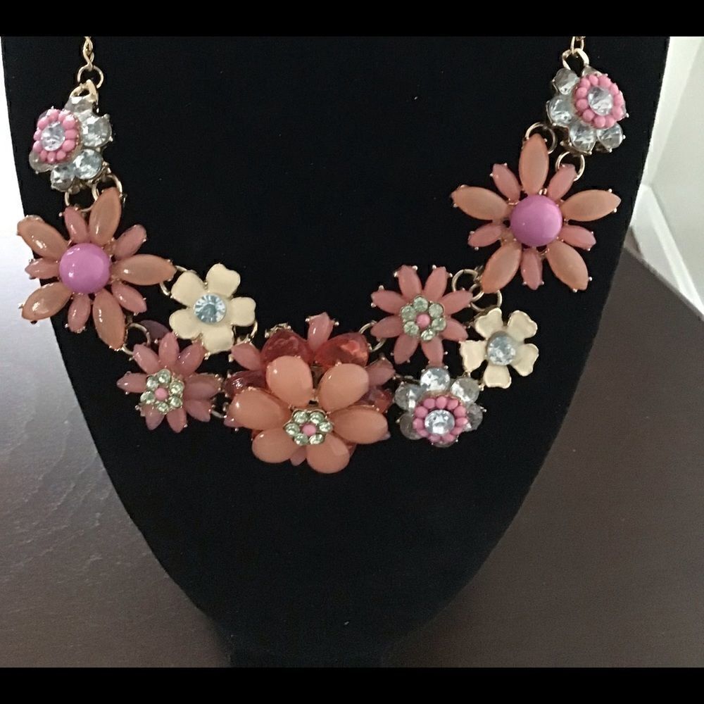 🌺  New stunning flowery statement necklace 🌺